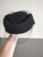 Zwarte Pillbox Hoed – Wolvilt met Voile & Strik, Ophalen of Verzenden, Zo goed als nieuw, 55 cm (S, 6⅞ inch) of minder, Hoed
