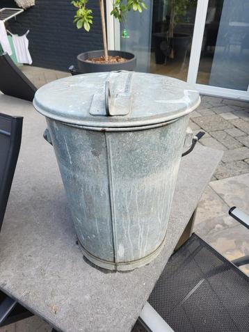 Vintage Metalen Emmer met Deksel beschikbaar voor biedingen