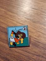 V 188 Leuke KNVB Leeuw Voetbal Speld Dutchie Omhaal, Ophalen of Verzenden, Zo goed als nieuw, Sport, Speldje of Pin