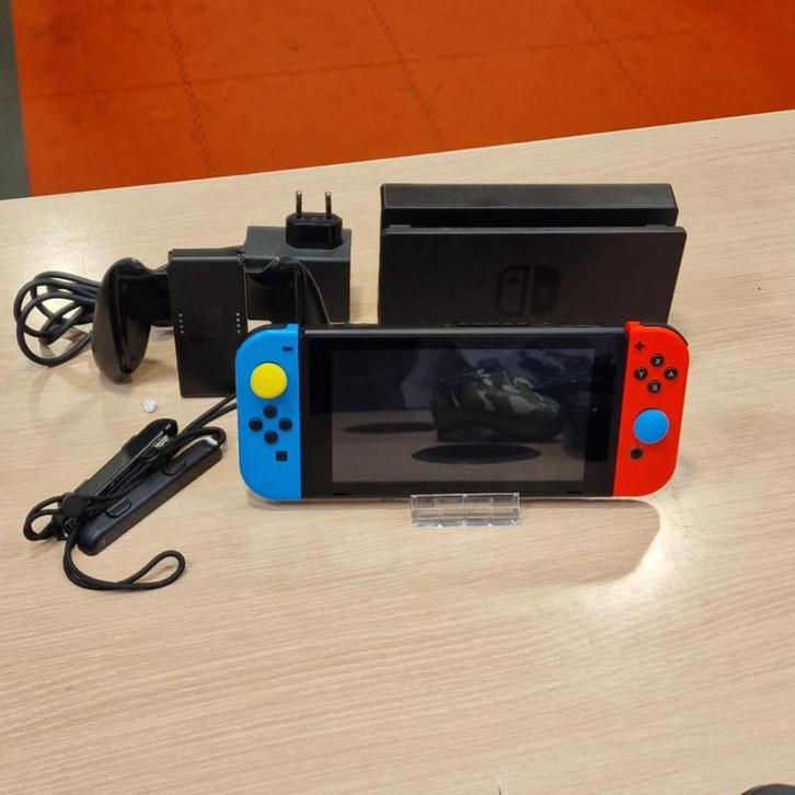 Nintendo Switch Blauw/Rood V2 in nette staat, Spelcomputers en Games, Spelcomputers | Nintendo Switch, Zo goed als nieuw