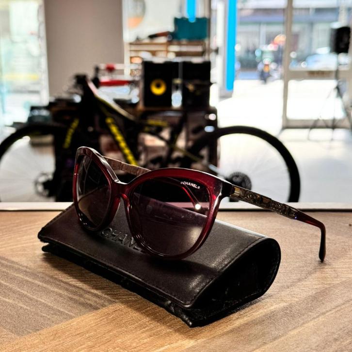 Chanel  Crystal Baguette Cat Eye Bijou Dames zonnebril | In, Sieraden, Tassen en Uiterlijk, Zonnebrillen en Brillen | Dames, Zo goed als nieuw