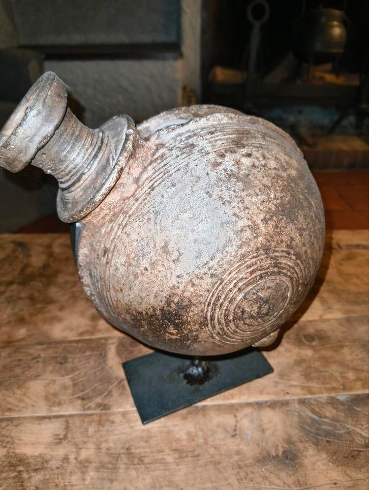 Antieke Aardewerk Vaas op Standaard, Huis en Inrichting, Woonaccessoires | Vazen, Gebruikt, Overige kleuren, Minder dan 50 cm