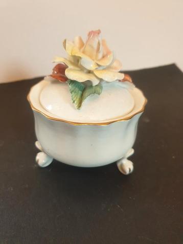 Porseleinen potje met bloemen van ceroc cluj napoca. Roemeen beschikbaar voor biedingen