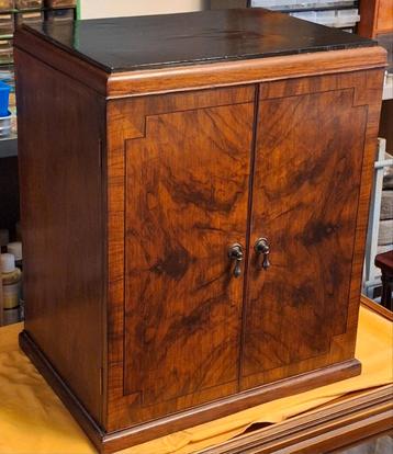 Art Deco Palissander Kastje, Jaren '30 twee deurtjes  beschikbaar voor biedingen