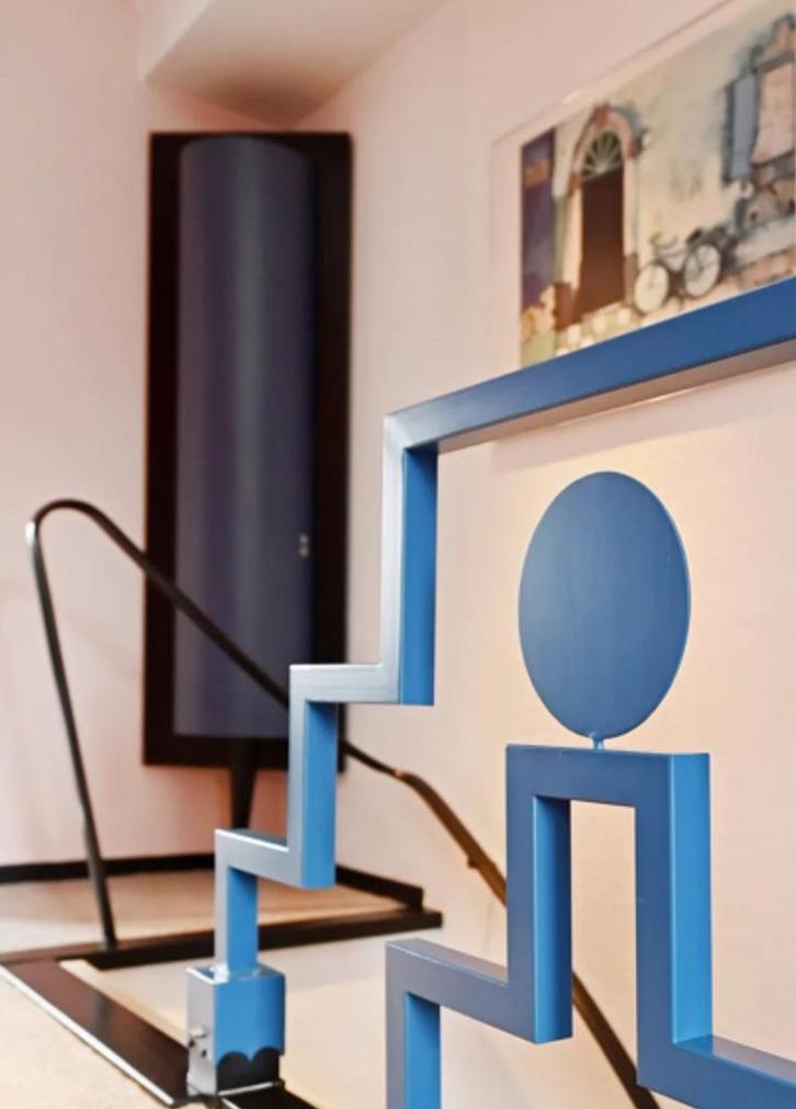 Zuilenkast, hoekkast vintage design, Antiek en Kunst, Antiek | Meubels | Kasten, Ophalen of Verzenden