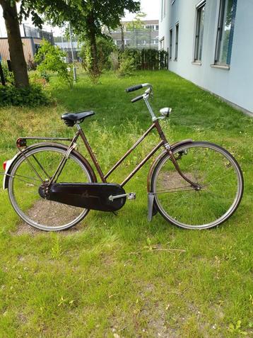 DAMESFIETS , BIJNA NIEUW , ALLES  WERKT  PERFECHT beschikbaar voor biedingen