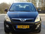 Hyundai I20 1.2i DynamicVersion - AIRCO - 5 DEURS - APK 2026, 450 kg, Gebruikt, 4 cilinders, Zwart