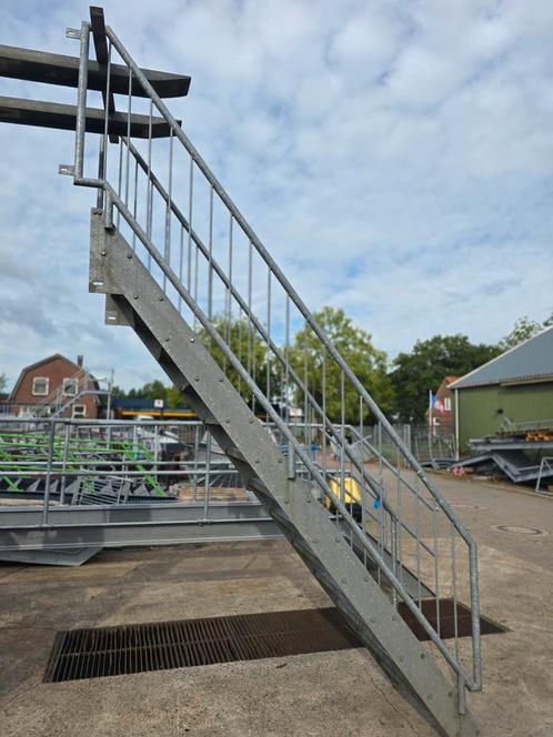 Stalen trap gegalv hoog 3.0mtr nob106, Doe-het-zelf en Verbouw, Ladders en Trappen, 2 tot 4 meter, Ophalen