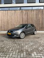 Nette Volkswagen Polo 1.2 TSI 77KW 2011 Grijs Nieuwe ketting, Auto's, Voorwielaandrijving, Stof, 40 €/maand, Zwart