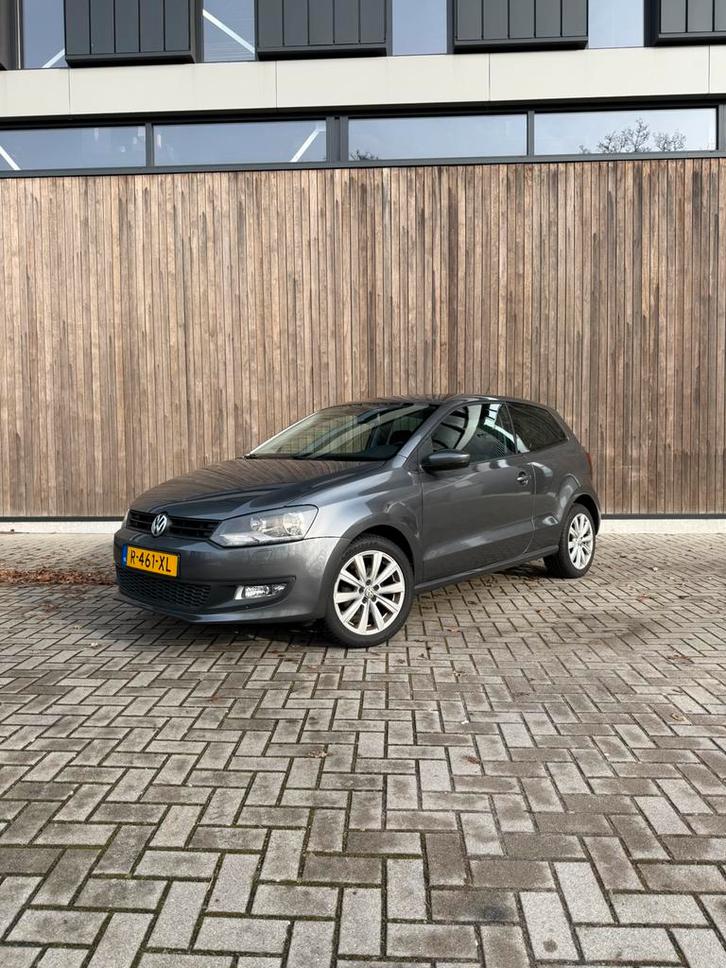 Nette Volkswagen Polo 1.2 TSI 77KW 2011 Grijs Nieuwe ketting, Auto's, Volkswagen, Particulier, Polo, ABS, Airbags, Airconditioning