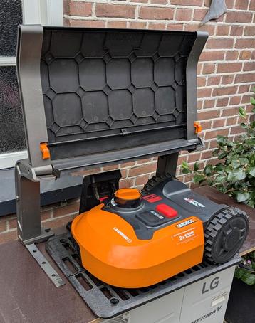 Worx Landroid WR141E compleet met alle toebehoren en garage. beschikbaar voor biedingen