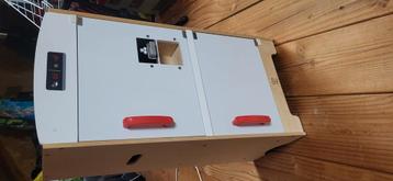 Houten speelgoed koelkast met ulijsblokjes machine. beschikbaar voor biedingen