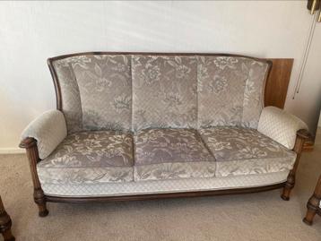 Klassiek bankstel, 3 zitter en 2 fauteuils beschikbaar voor biedingen