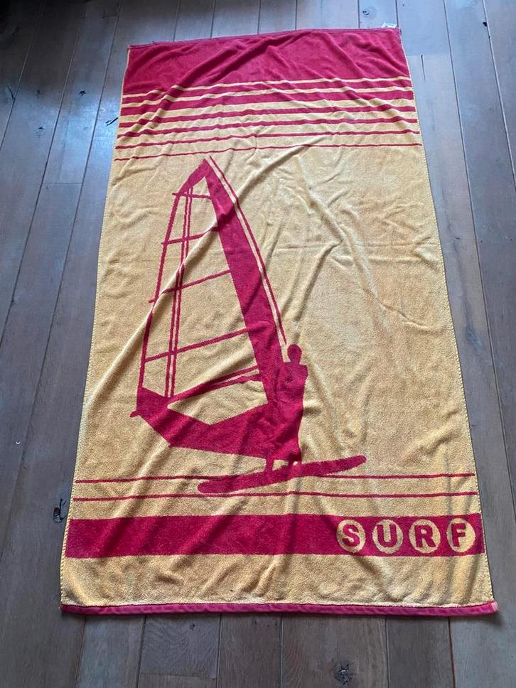 Retro strandlaken badhanddoek windsurfer surfer, Huis en Inrichting, Badkamer | Badtextiel en Accessoires, Gebruikt, Handdoek