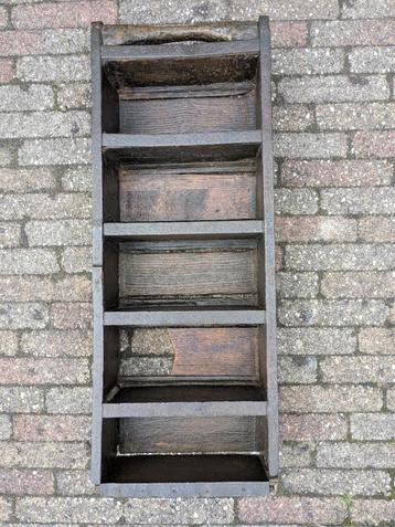 Echte oude steenmal met ijzeren beslag beschikbaar voor biedingen