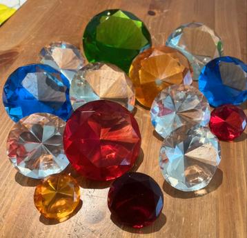 “Diamanten “ edelstenen van glas, diverse kleuren en maten. beschikbaar voor biedingen