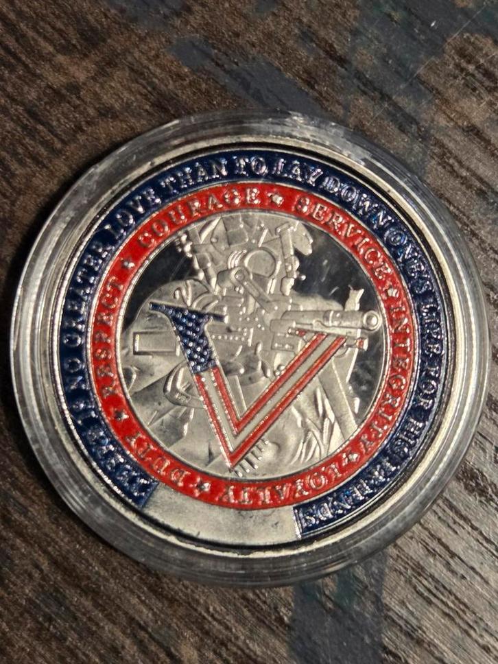 Militair button - Eerbetoon, Verzamelen, Speldjes, Pins en Buttons, Zo goed als nieuw, Speldje of Pin, Overige onderwerpen, Ophalen of Verzenden