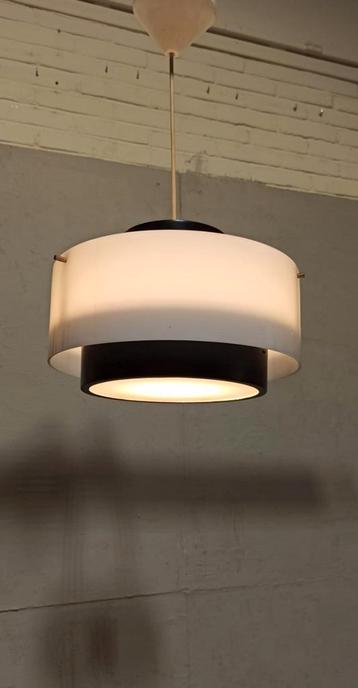Vintage mid century modern hanglamp, wit en zwart beschikbaar voor biedingen