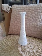 Brocant Vaasje van Wit Opaline Glas ** Mimosa **, Ophalen of Verzenden