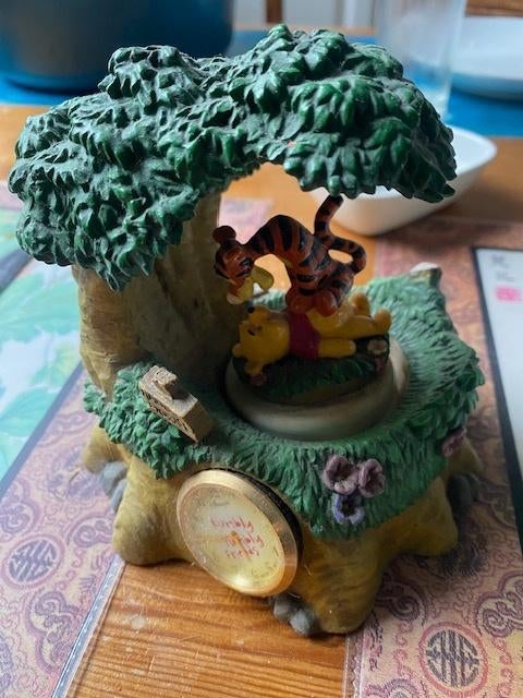 winnie the pooh boom met horloge uurwerk, Ophalen of Verzenden, Winnie de Poeh of vrienden, Gebruikt, Beeldje of Figuurtje