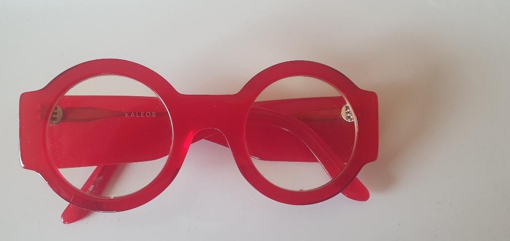 Kaleos, opvallend rood zonnebrilmontuur met ronde glazen., Overige merken, Zonnebril, Ophalen of Verzenden, Zo goed als nieuw