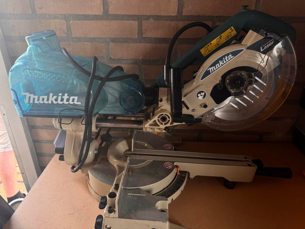Makita LS0714FLB Afkortzaag - Compact en Krachtig, Ophalen, Gebruikt, 70 mm of meer, 600 tot 1200 watt