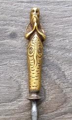 17 de eeuw Vork Vleesprikker Bronzen Handvat Jonas + Walvis, Antiek en Kunst, Antiek | Gereedschap en Instrumenten, Ophalen of Verzenden