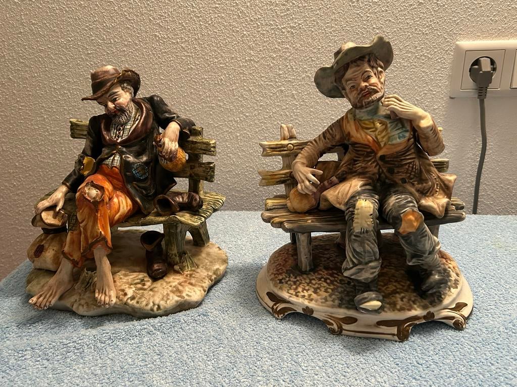2 beelden van zwervers op een bankje, Verzamelen, Beelden en Beeldjes, Ophalen of Verzenden, Gebruikt, Mens