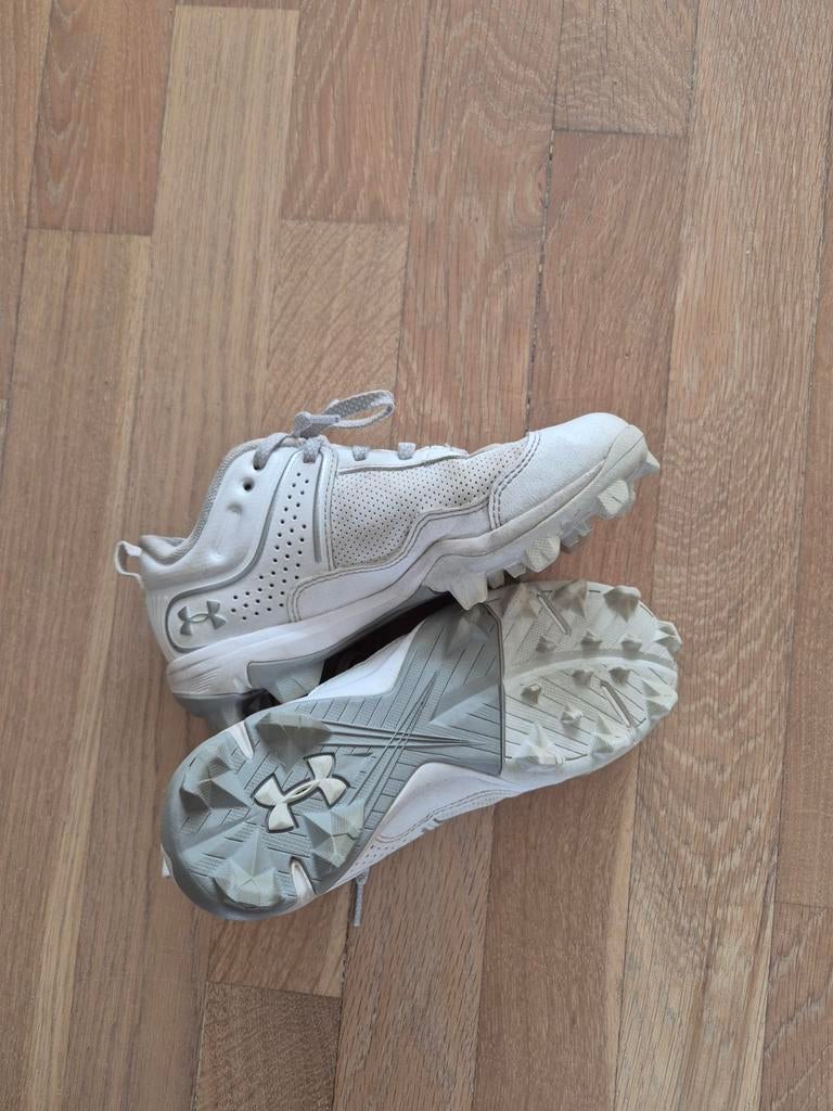 Korfbal schoenen Under Armour veld maat 33,5, Maat XS of kleiner, Ophalen of Verzenden, Gebruikt, Schoenen