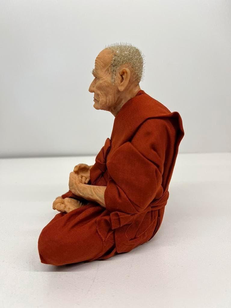 Monnik Thailand levens echt in vitrine, Huis en Inrichting, Woonaccessoires | Boeddhabeelden, Westerndeco, Nieuw, Ophalen of Verzenden