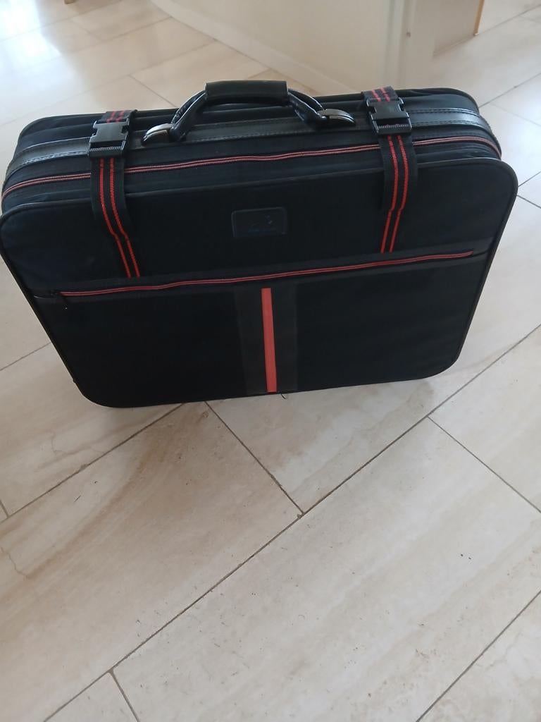 Koffer: hoogte 46 cm, breedte 63 cm, diepte 18 cm, Ophalen, Zo goed als nieuw, Hard kunststof