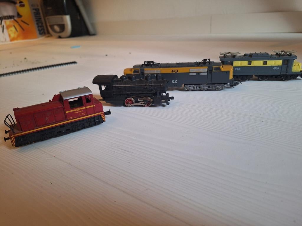 Verschillende trein modellen en alle toebehoren, Hobby en Vrije tijd, Modeltreinen | N-Spoor, Ophalen of Verzenden, Gelijkstroom