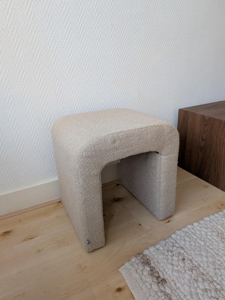 Poef krukje in bouclé stof, Ophalen, Zo goed als nieuw, Hout
