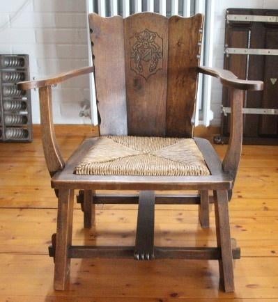 Oude stoel met armleuningen, Ophalen