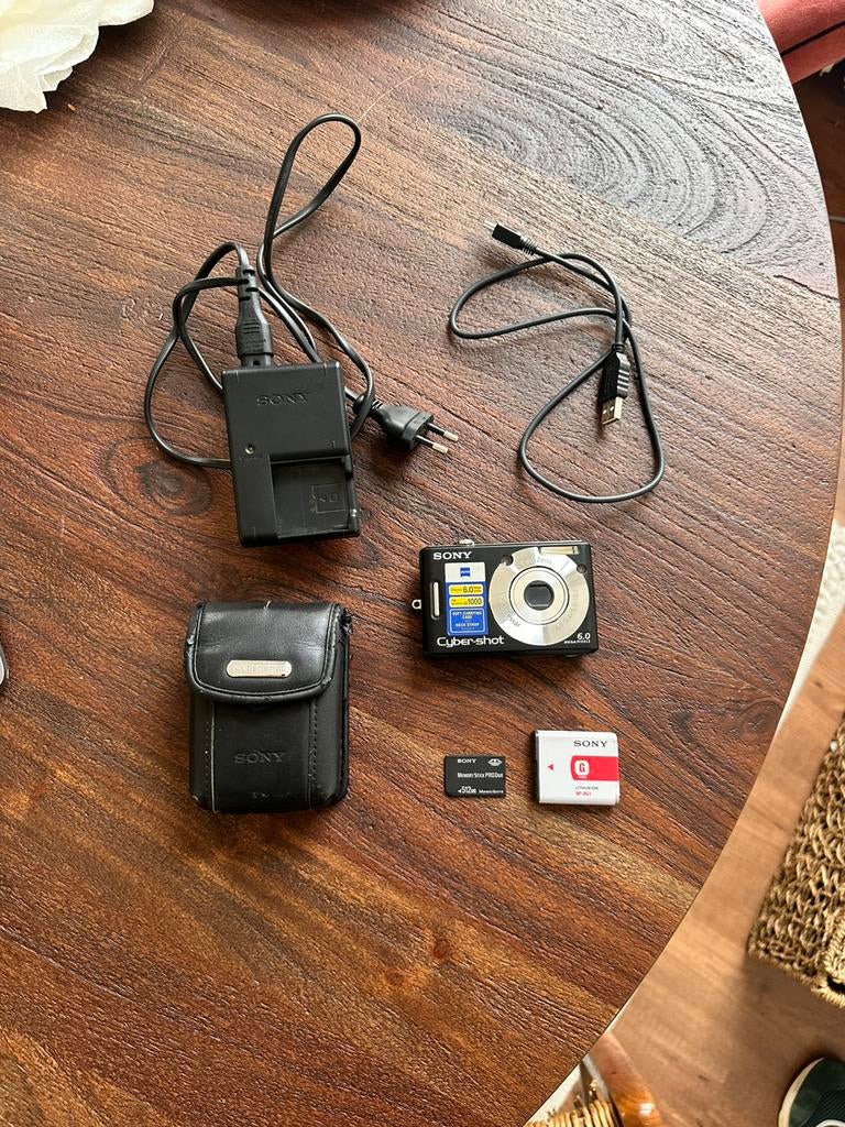 Sony Cyber-shot DSC-W40 Digitale Camera – Complete Set, Audio, Tv en Foto, Fotocamera's Digitaal, Ophalen of Verzenden, Zo goed als nieuw