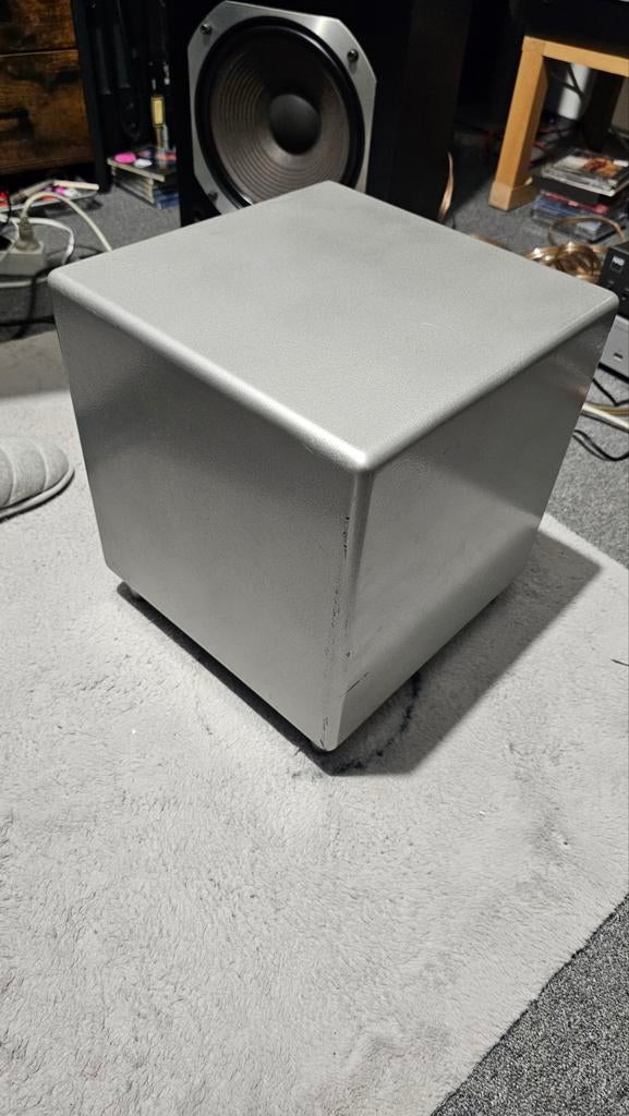 Kleine kubus subwoofer 25hz, Ophalen of Verzenden, 120 watt of meer, Subwoofer, Overige merken