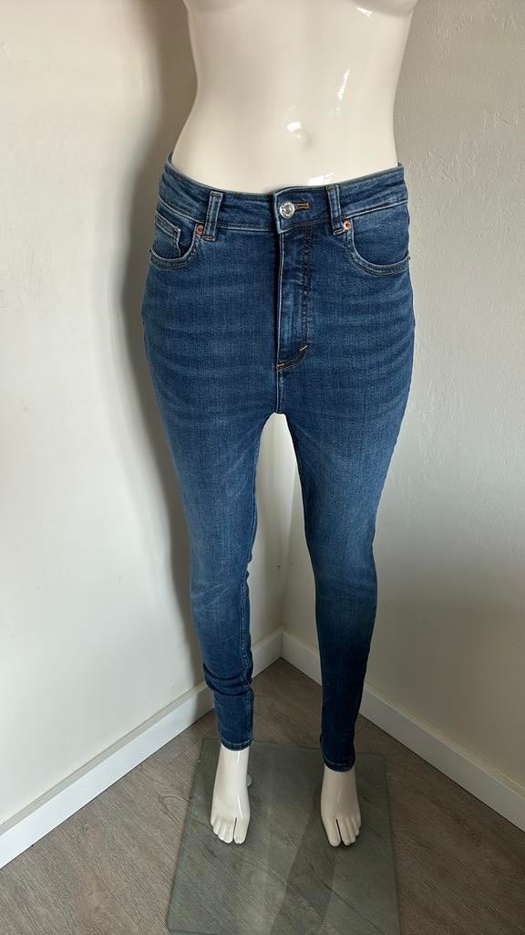 Monki spijkerbroek maat XS, Ophalen of Verzenden, Zo goed als nieuw, Blauw, W27 (confectie 34) of kleiner