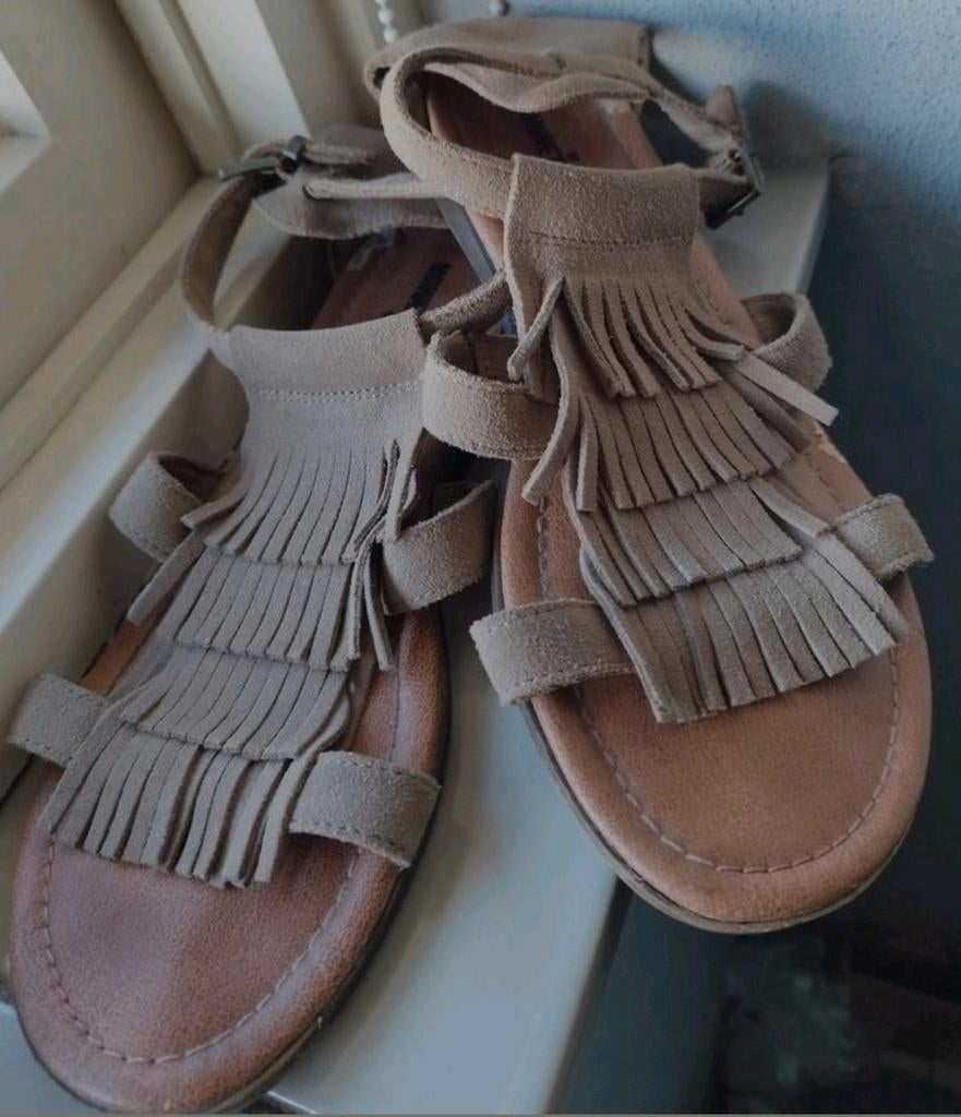 Minnetonka Ibiza Boho Fringe sandalen 9 40 Beige, Beige, Zo goed als nieuw, Minnetonka, Sandalen of Muiltjes