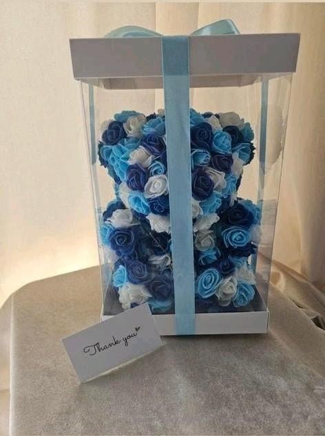 Rozenbeer blauw/wit met ketting in geschenkdoos, Ophalen of Verzenden
