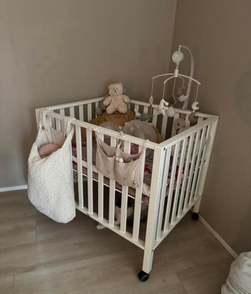 Witte box te koop moet snel weg, Kinderen en Baby's, Boxen, Gebruikt, Vierkant, In hoogte verstelbaar, Wieltjes, Ophalen