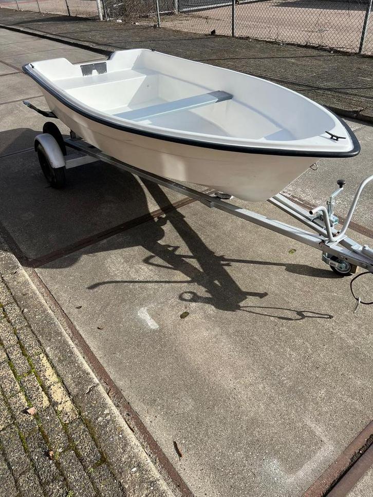 Mooie boot, Watersport en Boten, Vis- en Consoleboten, Zo goed als nieuw, Tot 10 pk, 3 tot 6 meter, Benzine, Buitenboordmotor