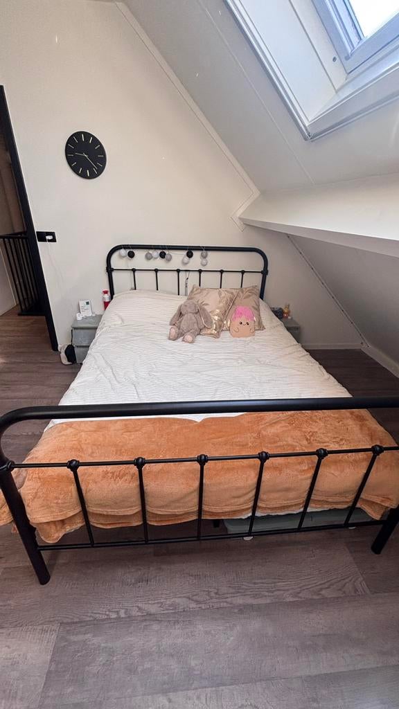 Zwart metalen 2-persoons bed 140x200cm., Huis en Inrichting, Slaapkamer | Bedden, Ophalen, Gebruikt, Zwart, Tweepersoons