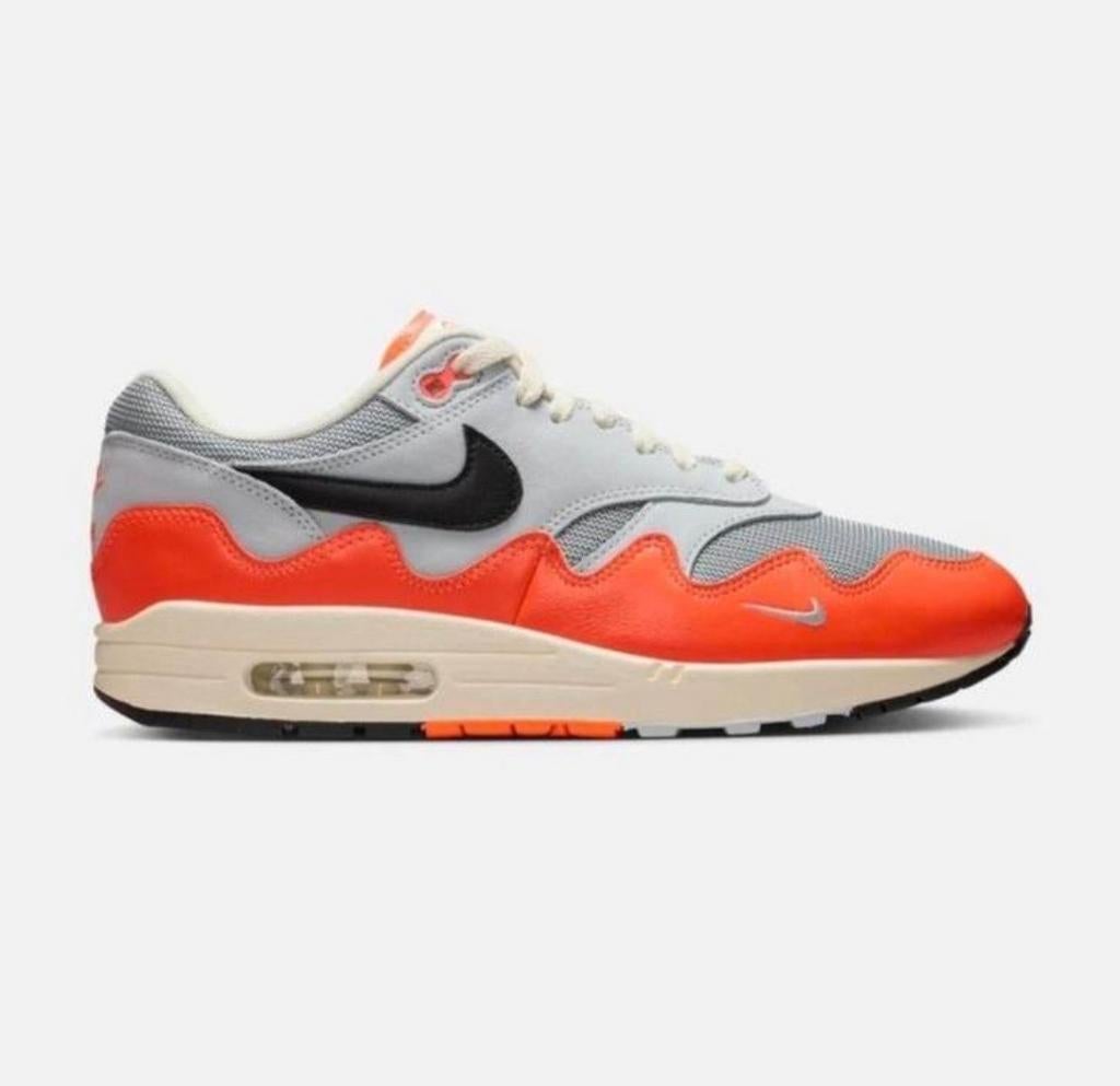 Patta x Nike Air Max 1 'Hyper Crimson' (Maat 44), Kleding | Heren, Schoenen, Ophalen of Verzenden, Nieuw, Overige kleuren