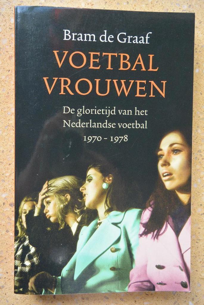 Voetbalvrouwen Nederlands voetbal 1970-1978 Bram de Graaf, Gelezen, Bram de Graaf, Ophalen of Verzenden, Balsport