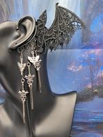 Gothic Batwing Earcuff met Zwaarden en Deadmoth -, Overige materialen, Hangers, Handgemaakt, Zwart