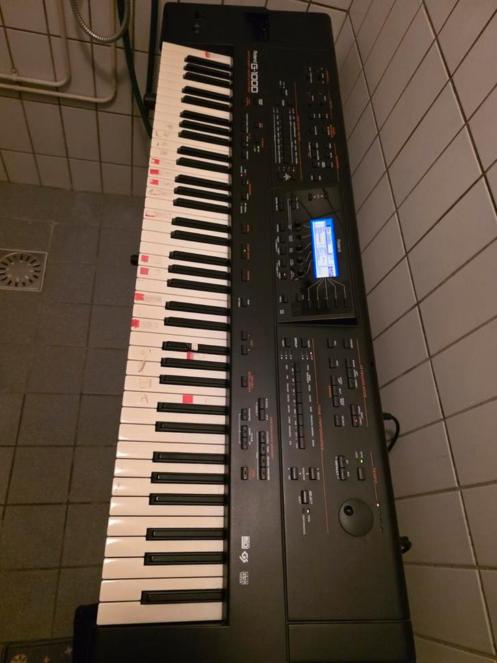 Te koop een mooie   roland  g 1000  keyboard, Muziek en Instrumenten, Keyboards, Gebruikt, 61 toetsen, Roland, Met standaard, Ophalen