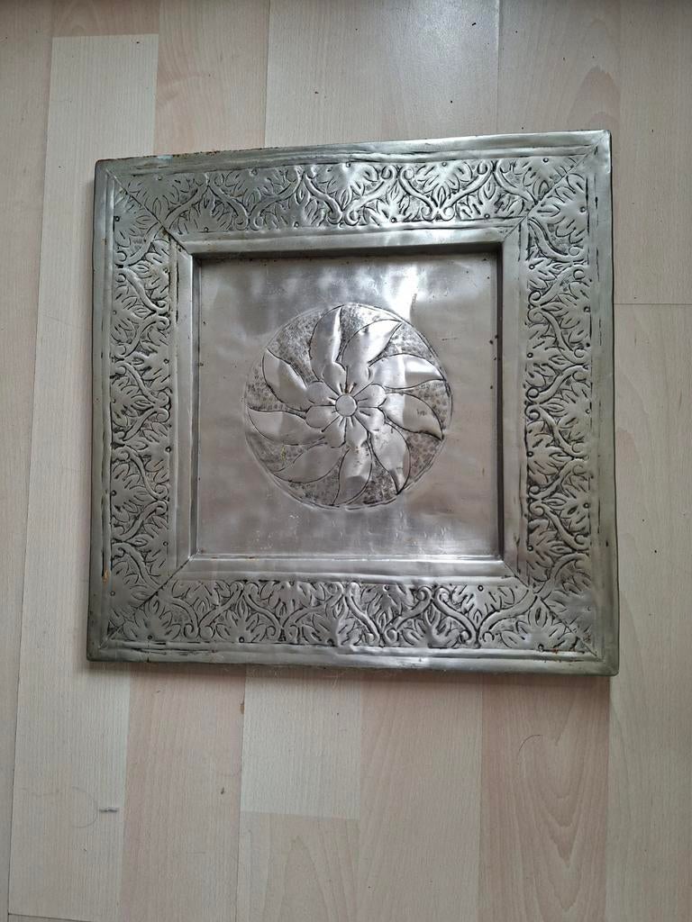 Decoratief metalen plateau met bloemmotief, Ophalen