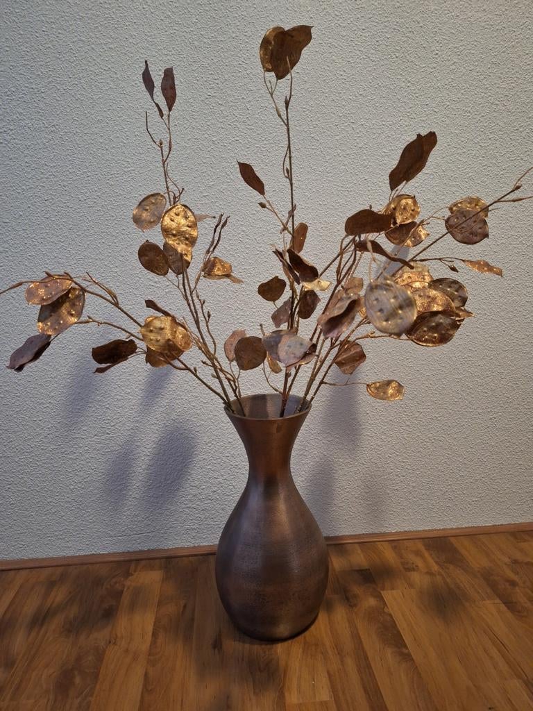 Leuke bronskleurige vaas met takken, Ophalen