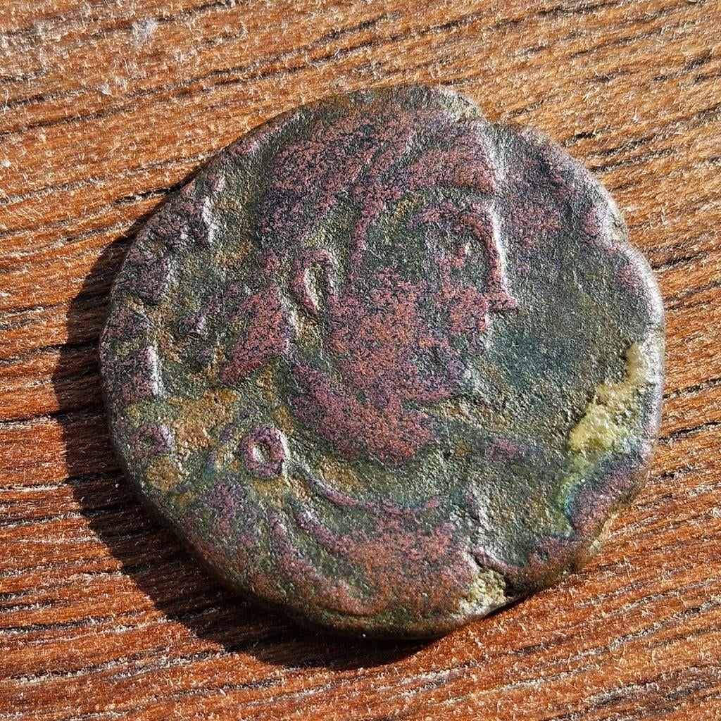 Oude Romeinse munt AE2 4e eeuw. Zeldzame barbaarse imitatie., Ophalen of Verzenden, Overige landen, Losse munt