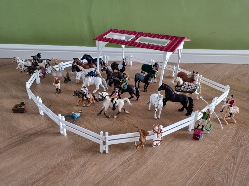 Schleich paarden set: 23 paarden, wei en dak, Ophalen of Verzenden, Zo goed als nieuw